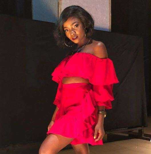 Simi en robe rouge sexy afrobeats 